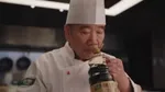 由多张图片拼贴在一起的拼贴画,其中的图片包括两位喜笑颜开的厨师,以及 Unilever Food Solutions 菜单趋势研究中亚洲和南美洲特色菜肴的照片。