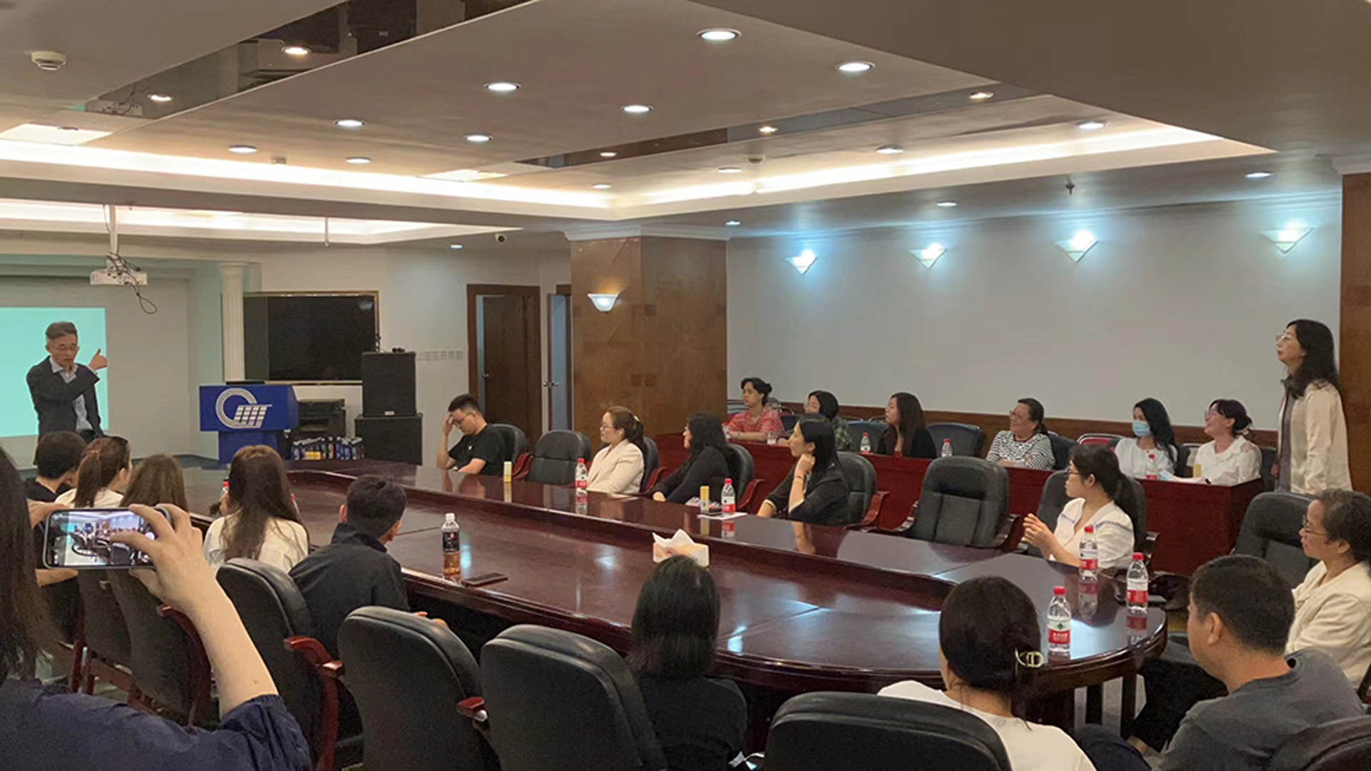 清扬携手上海市静安区科学技术协会开展线下公益防脱科普讲座