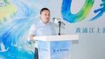 一名男子在环保活动中站在讲台上发表演讲。